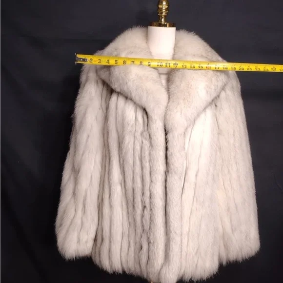 SAGA FOX Elegant White Fur Coat size L pre owned Exellent condition
